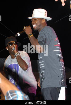 Rapper Tony Yayo und Curtis '50 Cent' Jackson von der G-Unit führt auf dem Dies ist 50 Festival at Governor's Island am 3. Oktober 2009 in New York. Stockfoto