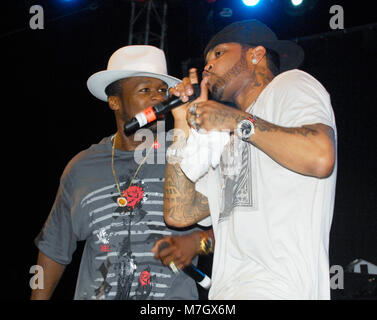 Rapper Curtis '50 Cent' Jackson und Lloyd Banks von G-Unit führt auf dem Dies ist 50 Festival at Governor's Island am 3. Oktober 2009 in New York. Stockfoto