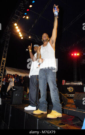 Rapper Curtis '50 Cent' Jackson und Lloyd Banks von G-Unit führt auf dem Dies ist 50 Festival at Governor's Island am 3. Oktober 2009 in New York. Stockfoto