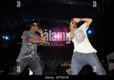 Rapper Curtis '50 Cent' Jackson und Lloyd Banks von G-Unit führt auf dem Dies ist 50 Festival at Governor's Island am 3. Oktober 2009 in New York. Stockfoto