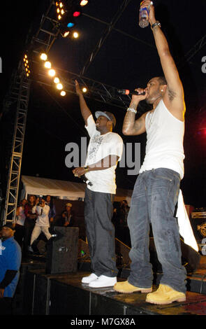 Rapper Curtis '50 Cent' Jackson und Lloyd Banks von G-Unit führt auf dem Dies ist 50 Festival at Governor's Island am 3. Oktober 2009 in New York. Stockfoto