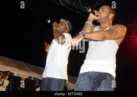 Rapper Curtis '50 Cent' Jackson und Lloyd Banks von G-Unit führt auf dem Dies ist 50 Festival at Governor's Island am 3. Oktober 2009 in New York. Stockfoto