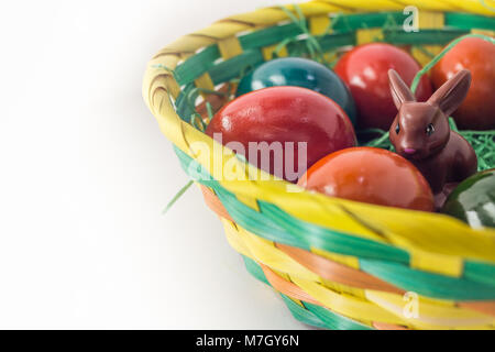 Ostereier in wooden Korb, dekorative isoliert auf weißem Stockfoto