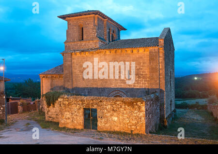 Landschaft mit Kirche das romanische Kloster von San Miguel - 12. Jahrhundert, Eire, Lugo Provinz, Region Galizien, Spanien, Europa Stockfoto