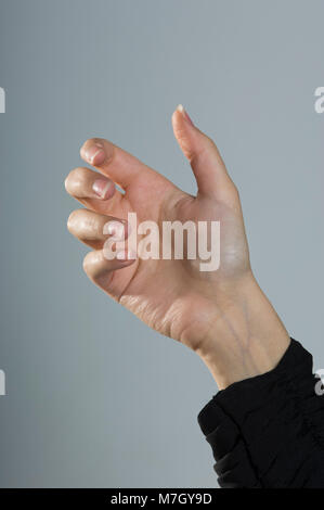 Leere weibliche Hand für Mobiltelefon isoliert Nahaufnahme Stockfoto