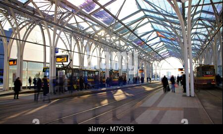 Stajnia im Gebäude Moderne Tram Station Piotrkowska im Zentrum von Lodz in Polen. Samstag, 10. März 2018. Stockfoto