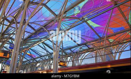 Stajnia im Gebäude Moderne Tram Station Piotrkowska im Zentrum von Lodz in Polen. Samstag, 10. März 2018. Stockfoto