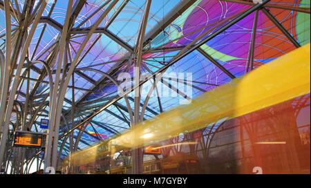 Stajnia im Gebäude Moderne Tram Station Piotrkowska im Zentrum von Lodz in Polen. Samstag, 10. März 2018. Stockfoto