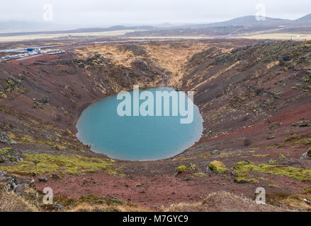 Kerið (oder kerid) ist ein vulkankrater See im Bereich Grímsnes im Süden Islands, entlang der Golden Circle Stockfoto