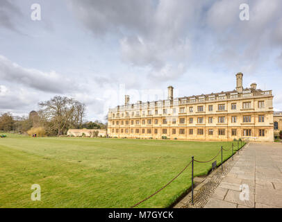 Clare College, Universität Cambridge, England, von der Rückseite aus Rasen des King's College gesehen. Stockfoto