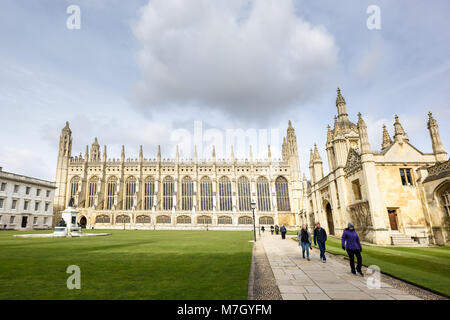 Studenten entlang eines Pfades zu Fuß neben dem vorderen Hof Rasen am King's College, Universität Cambridge, England, mit der Kapelle in der Mitte, das Tor H Stockfoto