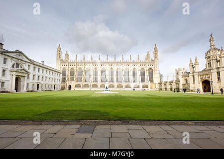 Den vorderen Hof Rasen am King's College, Universität Cambridge, England, mit der Kapelle in der Mitte, das Gate House auf der rechten und der Gibb b Stockfoto