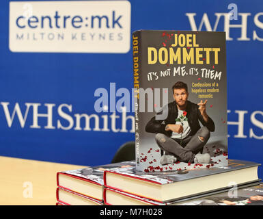 Joel Dommett, Britische Stand up Comedian und 2016 "Ich bin ein Star"-TV-Star Signs Kopien seines Buches, "It's Not Me, It's Die', die folgt eine Serie von katastrophalen romantische Begegnungen. WH Smith, Mittsommer Arcade, Milton Keynes, UK Mit: Joel Dommett Wo: Milton Keynes, Großbritannien Wann: 07 Feb 2018 Credit: WENN.com Stockfoto