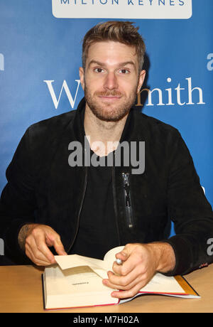 Joel Dommett, Britische Stand up Comedian und 2016 "Ich bin ein Star"-TV-Star Signs Kopien seines Buches, "It's Not Me, It's Die', die folgt eine Serie von katastrophalen romantische Begegnungen. WH Smith, Mittsommer Arcade, Milton Keynes, UK Mit: Joel Dommett Wo: Milton Keynes, Großbritannien Wann: 07 Feb 2018 Credit: WENN.com Stockfoto