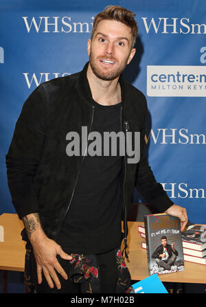 Joel Dommett, Britische Stand up Comedian und 2016 "Ich bin ein Star"-TV-Star Signs Kopien seines Buches, "It's Not Me, It's Die', die folgt eine Serie von katastrophalen romantische Begegnungen. WH Smith, Mittsommer Arcade, Milton Keynes, UK Mit: Joel Dommett Wo: Milton Keynes, Großbritannien Wann: 07 Feb 2018 Credit: WENN.com Stockfoto