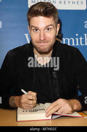 Joel Dommett, Britische Stand up Comedian und 2016 "Ich bin ein Star"-TV-Star Signs Kopien seines Buches, "It's Not Me, It's Die', die folgt eine Serie von katastrophalen romantische Begegnungen. WH Smith, Mittsommer Arcade, Milton Keynes, UK Mit: Joel Dommett Wo: Milton Keynes, Großbritannien Wann: 07 Feb 2018 Credit: WENN.com Stockfoto