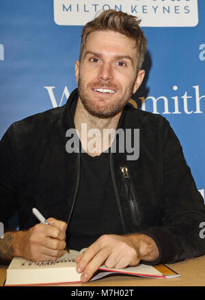 Joel Dommett, Britische Stand up Comedian und 2016 "Ich bin ein Star"-TV-Star Signs Kopien seines Buches, "It's Not Me, It's Die', die folgt eine Serie von katastrophalen romantische Begegnungen. WH Smith, Mittsommer Arcade, Milton Keynes, UK Mit: Joel Dommett Wo: Milton Keynes, Großbritannien Wann: 07 Feb 2018 Credit: WENN.com Stockfoto