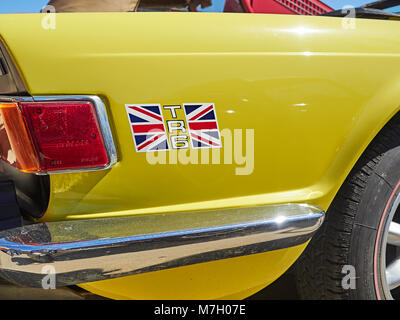 Rechte hintere Kotflügel oder Seitenteil von 1985 britischen Sportwagens Triumph TR6, gelb lackiert mit Union Jack Aufkleber und Logo. Stockfoto