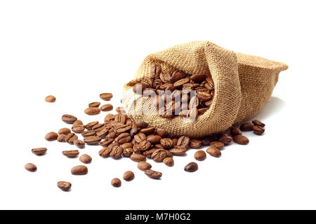 Jute Sack mit Kaffeebohnen auf Weiß Stockfoto