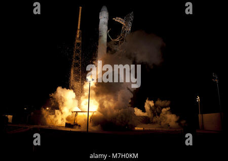 Start der Falcon 9. Space Launch Complex 40 auf Cape Canaveral Air Force Station in Florida kommt lebendig wie der Merlin Motoren unter der Falcon 9 Rakete mit einem Dragon capsule Orbit entzünden. Start war um 8:35 Uhr EDT. Space Exploration Technologies Corp., oder SpaceX, sowohl der Rakete und Kapsel für die NASA erste kommerzielle Resupply Services oder CRS-1, Mission zur Internationalen Raumstation gebaut. Okt. 7, 2012 Stockfoto