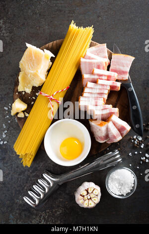 Zutaten zum Kochen Carbonara Nudeln, Spaghetti mit Speck, Ei und Parmesan. Traditionelle italienische Küche. Pasta alla Carbonara. Stockfoto