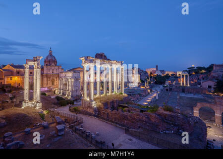 Dämmerung Blick auf das Forum Romanum nach Osten, Rom, Italien Stockfoto