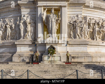 Göttin Roma, ewige Flamme, Grab des Unbekannten Soldaten, Altare della Patria, Rom, Italien Stockfoto