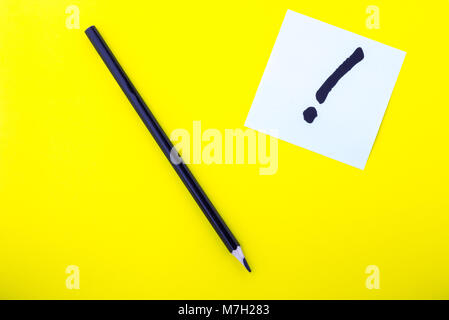 Bleistift auf gelben Hintergrund mit Aufkleber und Schilder Stockfoto