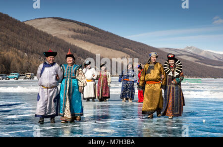 Hatgal, der Mongolei, den 4. März 2018: die Mongolen in traditioneller Kleidung auf einem zugefrorenen See Khuvsgul Stockfoto