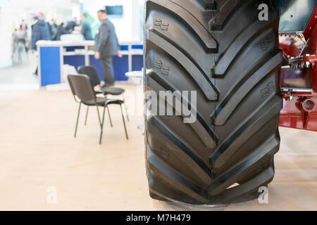 Lauffläche Rad farm Traktor nahe. Autos und Ausrüstung Stockfoto