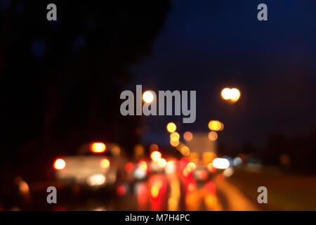 Nacht Verkehr, Blick aus dem Auto, unscharf Unschärfe. Stockfoto