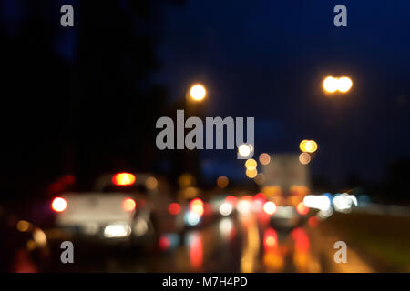 Nacht Verkehr, Blick aus dem Auto, unscharf Unschärfe. Stockfoto