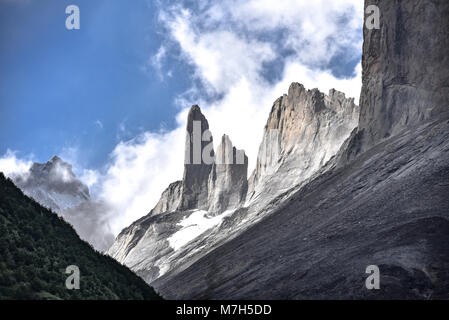 Dramatische Bergspitzen im Torres del Paine Nationalpark, Patagonien, Chile Stockfoto