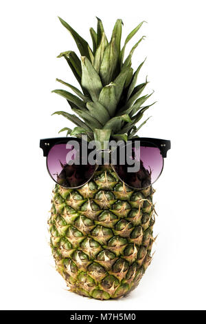 Saftige Ananas in Sonnenbrille, auf weißem Hintergrund, Konzept der Sommerferien Stockfoto