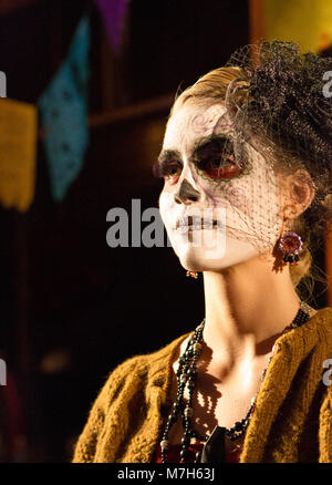 Dame der Toten, La Calavera Catrina, kleidete sich für Tag der Toten Día de Muertos, ein mexikanischer nationaler Feiertag. Stockfoto