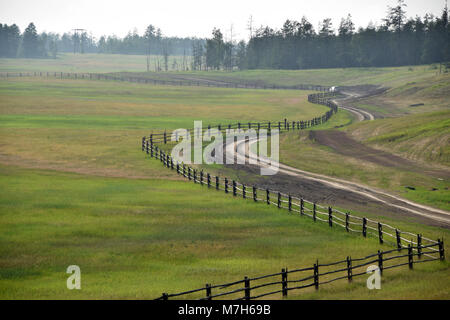 Ein ruhiger Weg um Bauernhof Zaun in der Nähe des Dorfes Nuoragana, östlich von Jakutsk, an der Kolyma Highway. Stockfoto