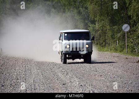 Einen UAZ 452 van an der Kolyma Highway in der Nähe der kleinen Stadt Khandyga, Jakutien. Stockfoto