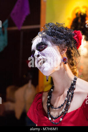 Dame der Toten, La Calavera Catrina, kleidete sich für Tag der Toten Día de Muertos, ein mexikanischer nationaler Feiertag. Stockfoto