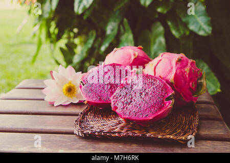 Helle saftige tropical Red Dragon Obst. Dragon Obst oder Pitaya ist das Werk in Familie Cactaceae oder Cactus Stockfoto