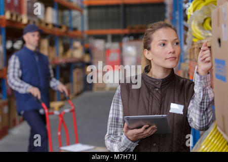Lagerarbeiter scannen, in Lager Stockfoto
