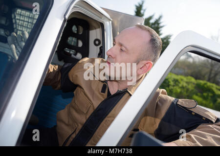 Zuversichtlich männlichen Hausmeister in seinem Auto in der Hoffnung Stockfoto