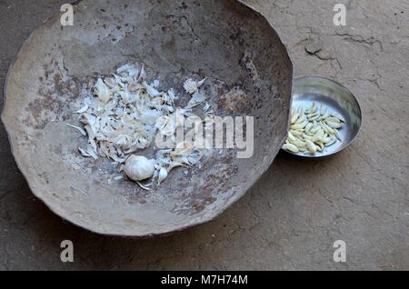 Knoblauch in der traditionellen Töpfe bereit für Kochen Bishnoi Dorf Jodhpur, Rajasthan Indien Stockfoto