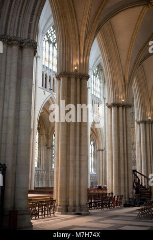 Interieur, York Minster, York, England, UK: das Kirchenschiff aus dem nördlichen Querschiff Stockfoto