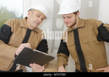 Erbauer sprechen im Innenbereich Stockfoto