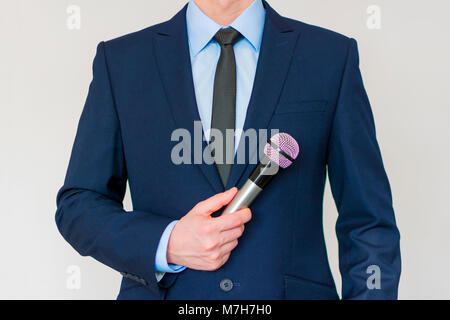 Mann im Anzug mit einem Mikrofon Stockfoto