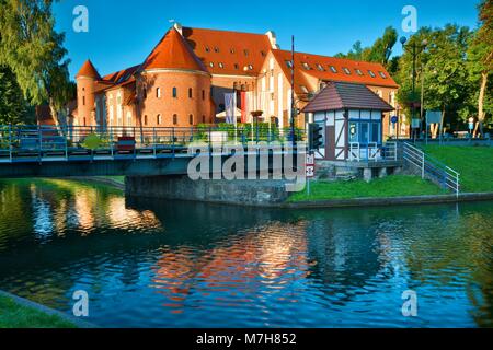 GIZYCKO, Polen - 21. Juli: Vier Sterne St. Bruno Hotel im mittelalterlichen Ritter Teutonic Schloss und Swing Bridge bei Sonnenaufgang auf Luczanski Kanal auf Juli Stockfoto