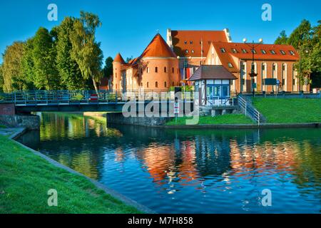 GIZYCKO, Polen - 21. Juli: Vier Sterne St. Bruno Hotel im mittelalterlichen Ritter Teutonic Schloss und Swing Bridge bei Sonnenaufgang auf Luczanski Kanal auf Juli Stockfoto