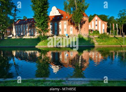 GIZYCKO, Polen - 21. Juli: Vier Sterne St. Bruno Hotel im mittelalterlichen Ritter Teutonic schloss bei Sonnenaufgang auf Luczanski Kanal am 21. Juli 2016 in Gizyc Stockfoto