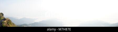 Panorama der Frau mit Kamera und steht auf dem Berg mit Blick auf den Blick auf die wunderschönen Berge mit bewölktem Himmel auf Doi Pha Tang, Chiangr Stockfoto