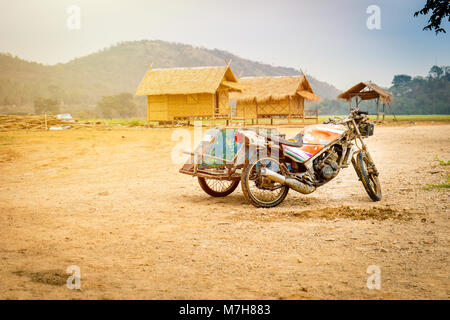 Retro Motorcycle Trailer auf Landstraße Stockfoto